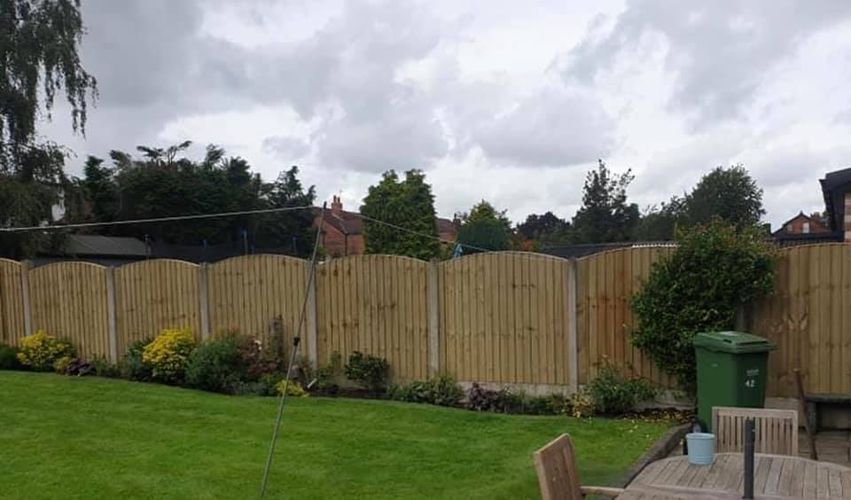 Feather edge arched fence panel